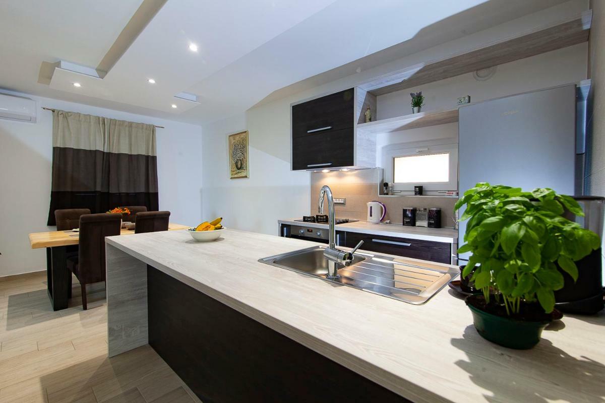 Apartment Svemir Primosten Bagian luar foto