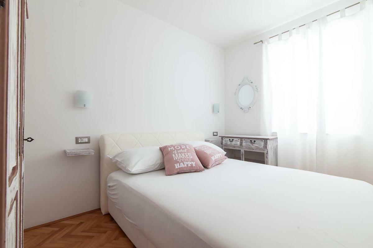Apartment Svemir Primosten Bagian luar foto