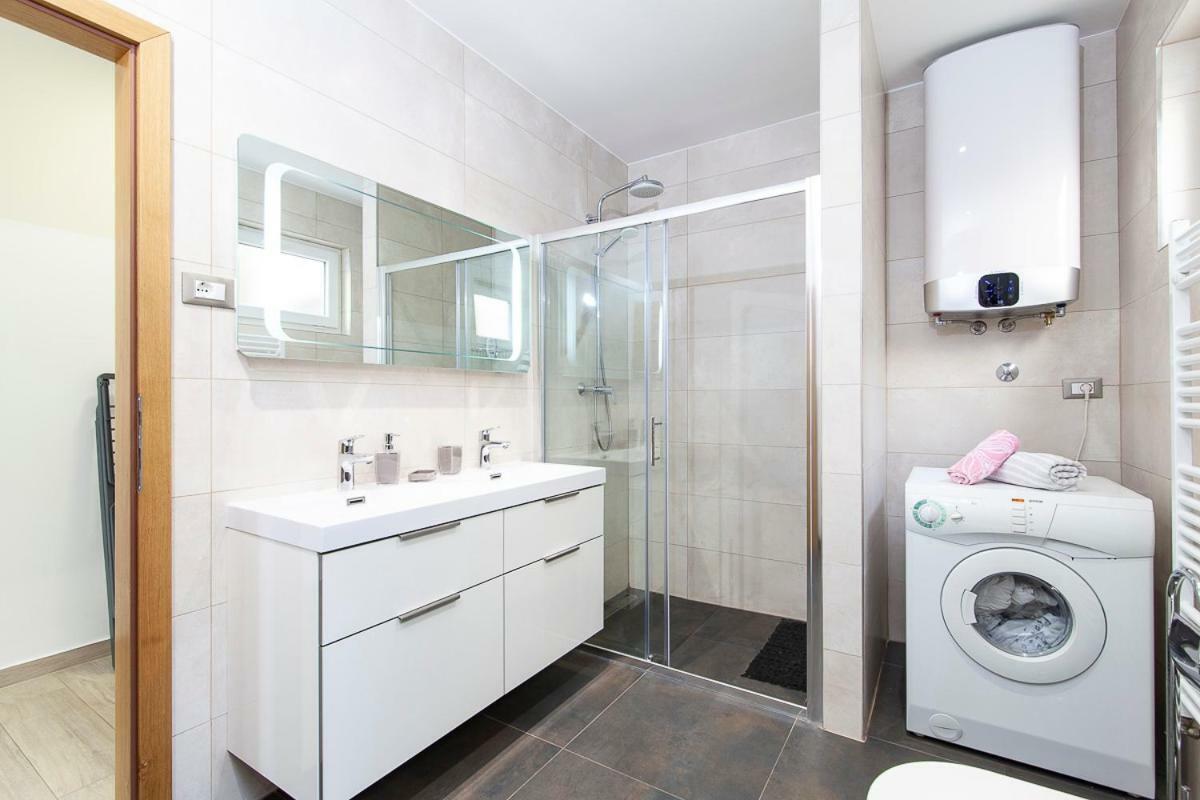 Apartment Svemir Primosten Bagian luar foto